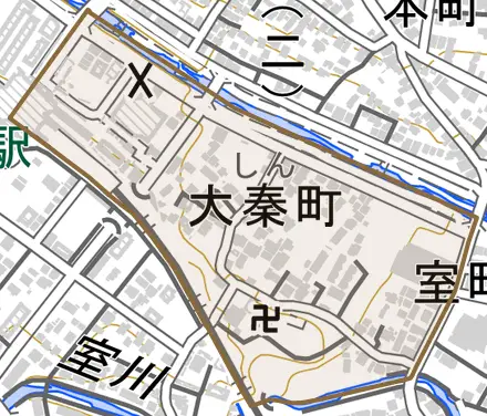 大秦町とその周辺の地図。町の範囲を重ねている