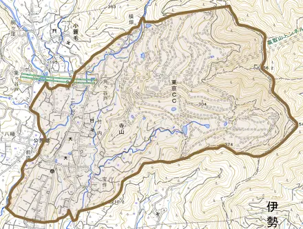 寺山とその周辺の地図。町の範囲を重ねている