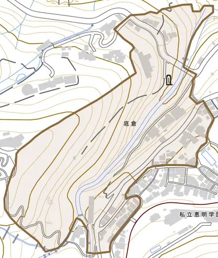 底倉とその周辺の地図。町の範囲を重ねている