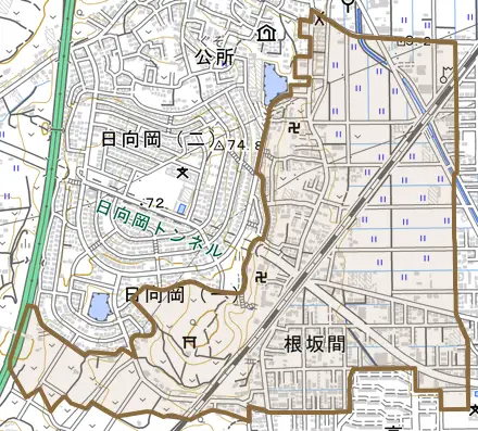 根坂間とその周辺の地図。町の範囲を重ねている