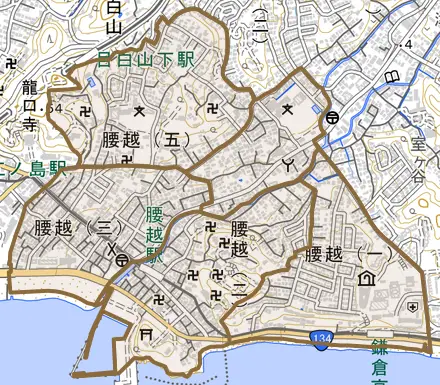 腰越とその周辺の地図。町の範囲を重ねている