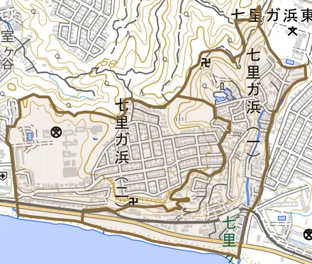七里ガ浜とその周辺の地図。町の範囲を重ねている