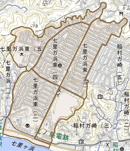 七里ガ浜東とその周辺の地図。町の範囲を重ねている