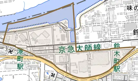 港町とその周辺の地図。町の範囲を重ねている