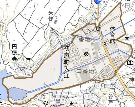 初声町入江とその周辺の地図。町の範囲を重ねている