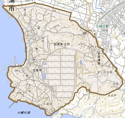 初声町三戸とその周辺の地図。町の範囲を重ねている