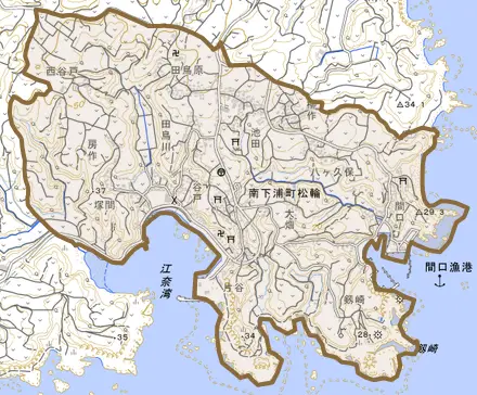 南下浦町松輪とその周辺の地図。町の範囲を重ねている