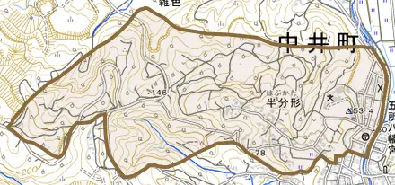 半分形とその周辺の地図。町の範囲を重ねている