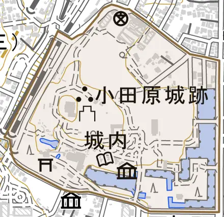 城内とその周辺の地図。町の範囲を重ねている
