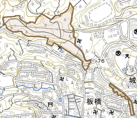 十字とその周辺の地図。町の範囲を重ねている