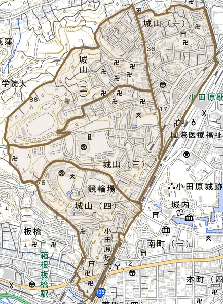 城山とその周辺の地図。町の範囲を重ねている