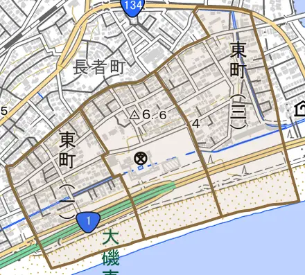東町とその周辺の地図。町の範囲を重ねている