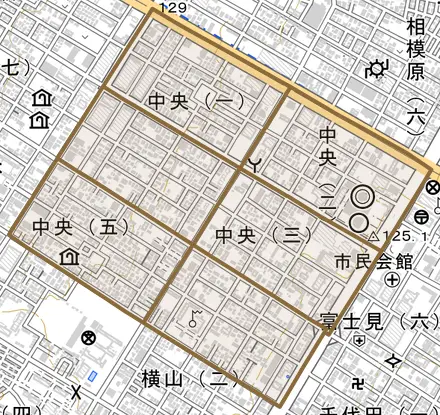 中央とその周辺の地図。町の範囲を重ねている