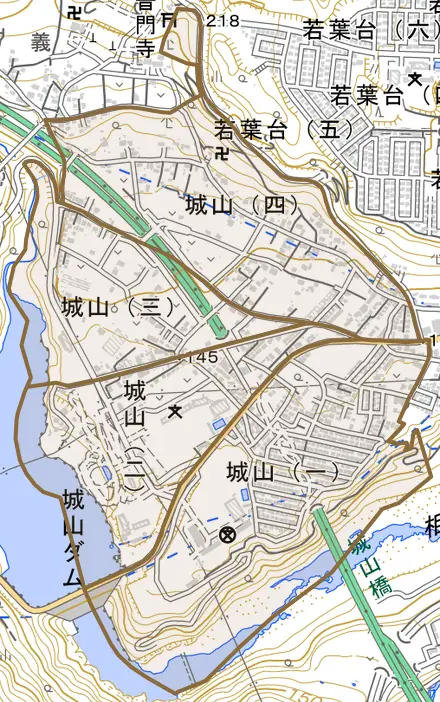 城山とその周辺の地図。町の範囲を重ねている