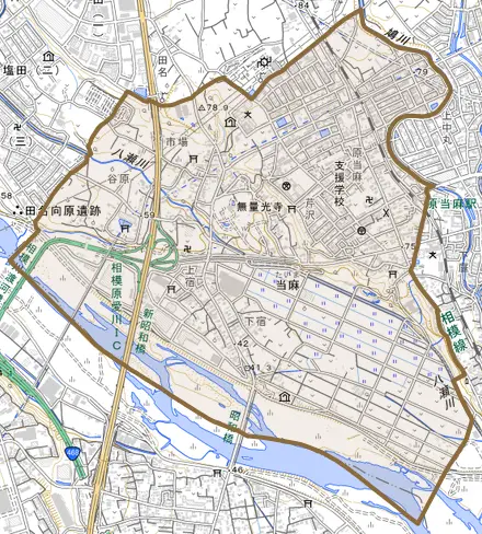 当麻とその周辺の地図。町の範囲を重ねている