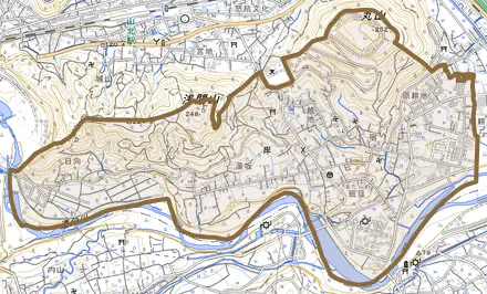 岸とその周辺の地図。町の範囲を重ねている