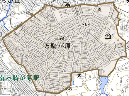 万騎が原とその周辺の地図。町の範囲を重ねている