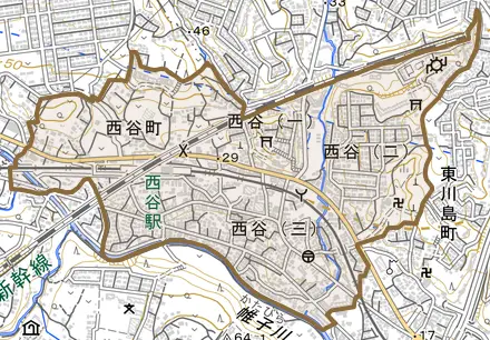 西谷町とその周辺の地図。町の範囲を重ねている