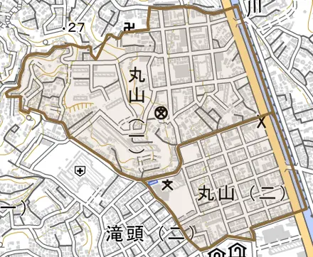 丸山とその周辺の地図。町の範囲を重ねている