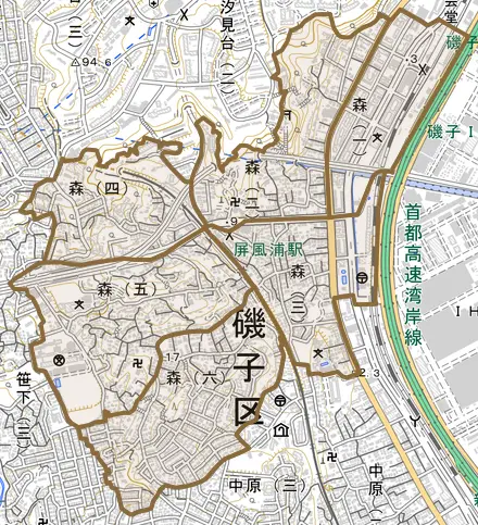 森とその周辺の地図。町の範囲を重ねている