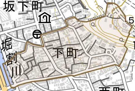 下町とその周辺の地図。町の範囲を重ねている