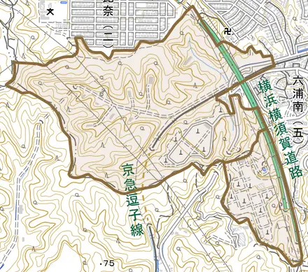 六浦町とその周辺の地図。町の範囲を重ねている