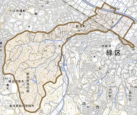 新治町とその周辺の地図。町の範囲を重ねている