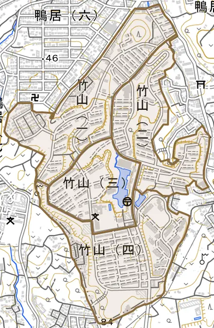 竹山とその周辺の地図。町の範囲を重ねている