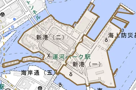 新港とその周辺の地図。町の範囲を重ねている
