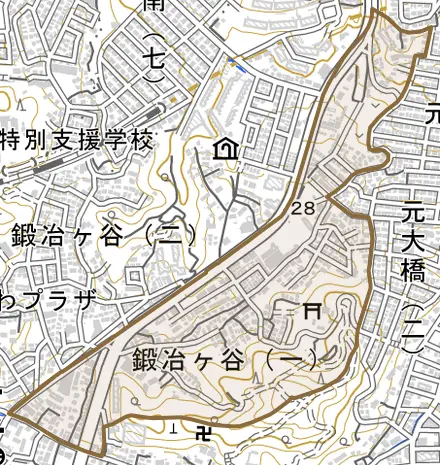 鍛冶ケ谷とその周辺の地図。町の範囲を重ねている