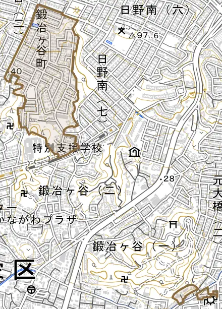 鍛冶ケ谷町とその周辺の地図。町の範囲を重ねている