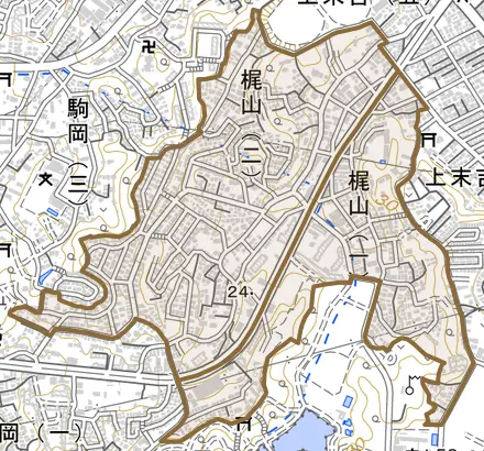 梶山とその周辺の地図。町の範囲を重ねている