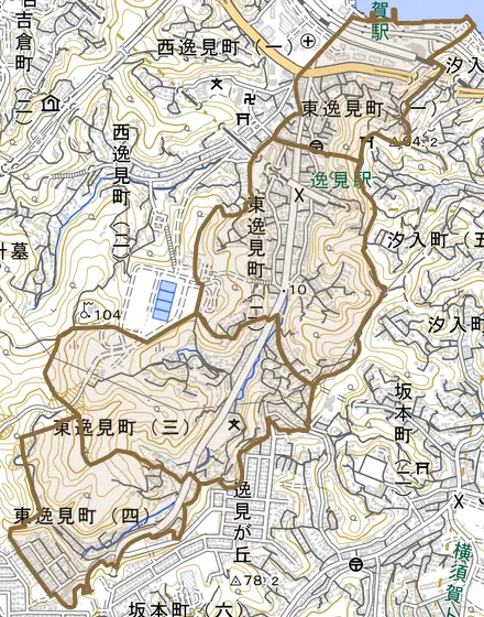 東逸見町とその周辺の地図。町の範囲を重ねている