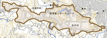 光の丘とその周辺の地図。町の範囲を重ねている