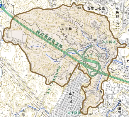 衣笠町とその周辺の地図。町の範囲を重ねている