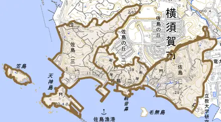 佐島とその周辺の地図。町の範囲を重ねている