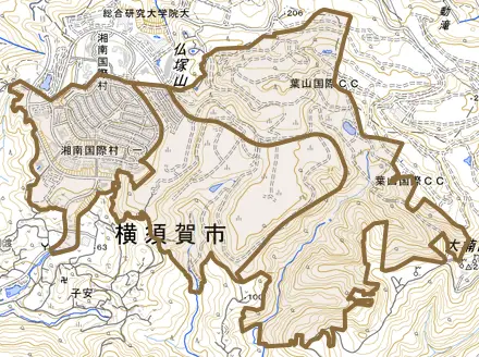 湘南国際村とその周辺の地図。町の範囲を重ねている