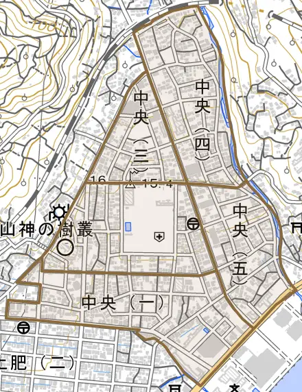 中央とその周辺の地図。町の範囲を重ねている