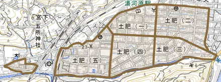 土肥とその周辺の地図。町の範囲を重ねている