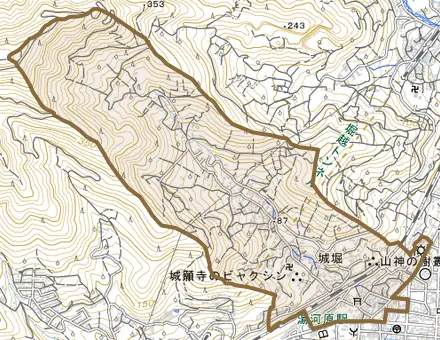 城堀とその周辺の地図。町の範囲を重ねている