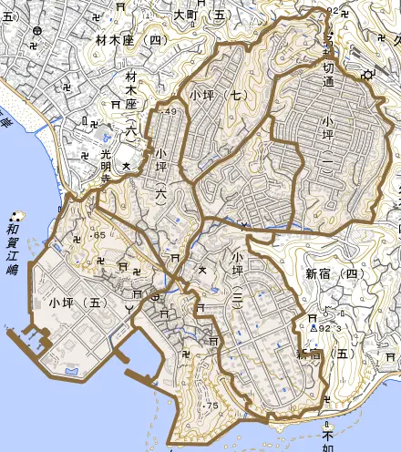 小坪とその周辺の地図。町の範囲を重ねている