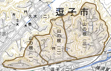山の根とその周辺の地図。町の範囲を重ねている