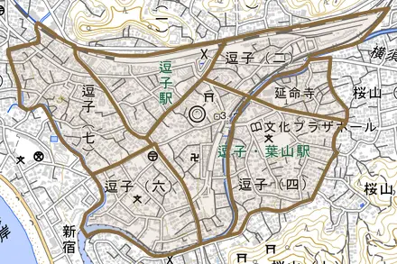 逗子とその周辺の地図。町の範囲を重ねている