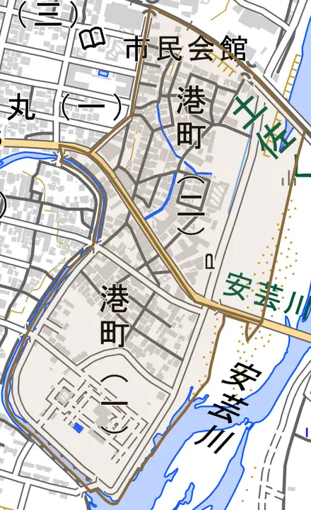 港町とその周辺の地図。町の範囲を重ねている
