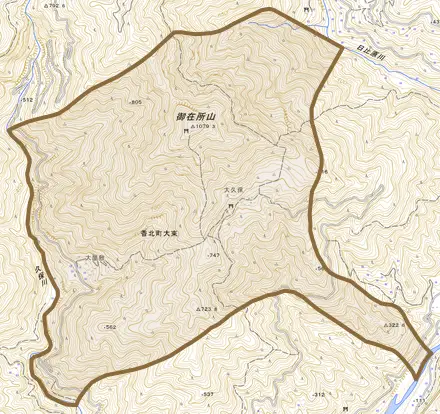 香北町大束とその周辺の地図。町の範囲を重ねている