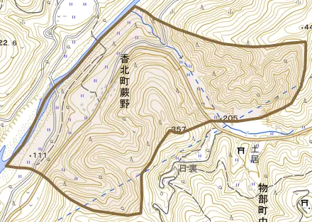 香北町蕨野とその周辺の地図。町の範囲を重ねている