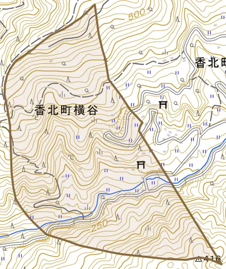 香北町横谷とその周辺の地図。町の範囲を重ねている