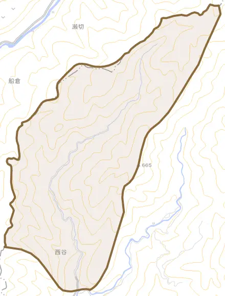 大字西谷とその周辺の地図。町の範囲を重ねている
