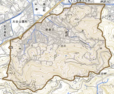 朝倉己とその周辺の地図。町の範囲を重ねている