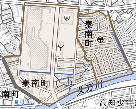 秦南町とその周辺の地図。町の範囲を重ねている